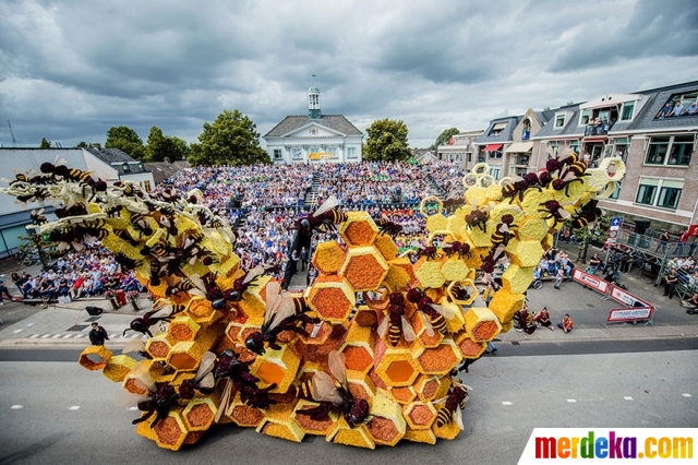 Foto : Meriahnya Corso Zundert Flower Parade, pawai bunga 