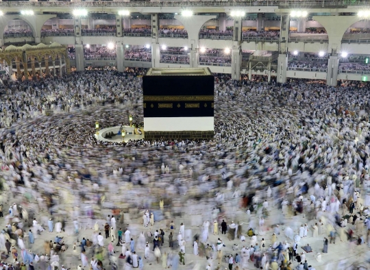 Kekhusyukan jemaah haji laksanakan tawaf