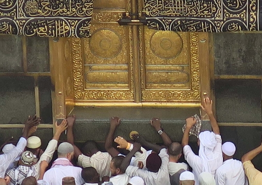 Kekhusyukan jemaah haji laksanakan tawaf