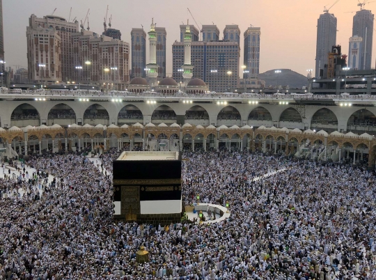 Kekhusyukan jemaah haji laksanakan tawaf