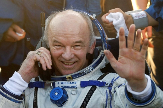 Tiga astronaut ISS kembali ke Bumi setelah 172 hari di luar angkasa