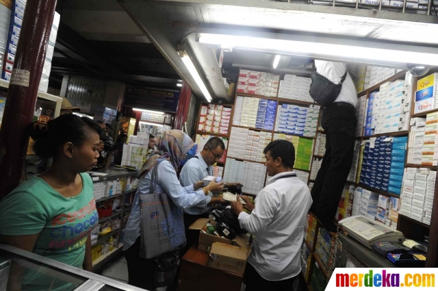 foto razia obat kedaluwarsa di pasar pramuka merdeka foto razia obat kedaluwarsa di pasar pramuka merdeka