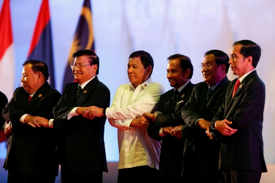 Keakraban Jokowi bersama pemimpin negara peserta KTT ASEAN
