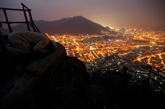 Keindahan Kota Suci Makkah di malam hari dari puncak Jabal Nur