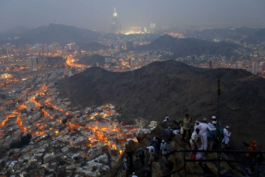 Keindahan Kota Suci Makkah di malam hari dari puncak Jabal Nur