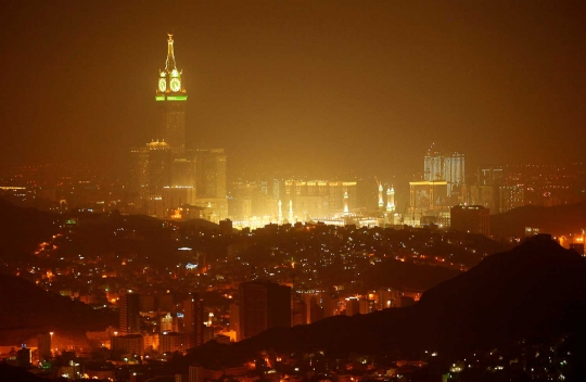 Keindahan Kota Suci Makkah di malam hari dari puncak Jabal Nur