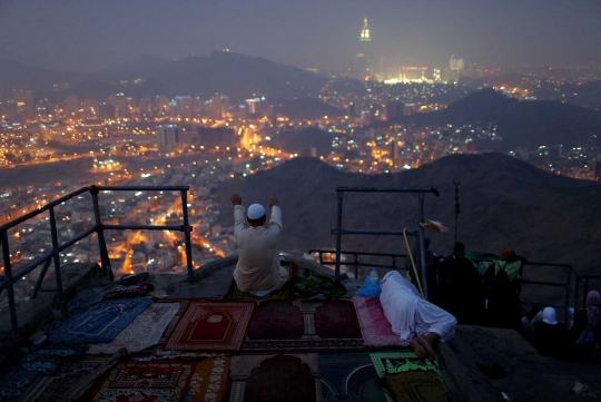 Keindahan Kota Suci Makkah di malam hari dari puncak Jabal Nur