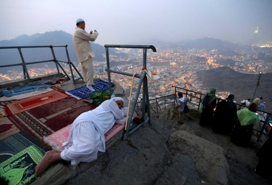 Keindahan Kota Suci Makkah di malam hari dari puncak Jabal Nur