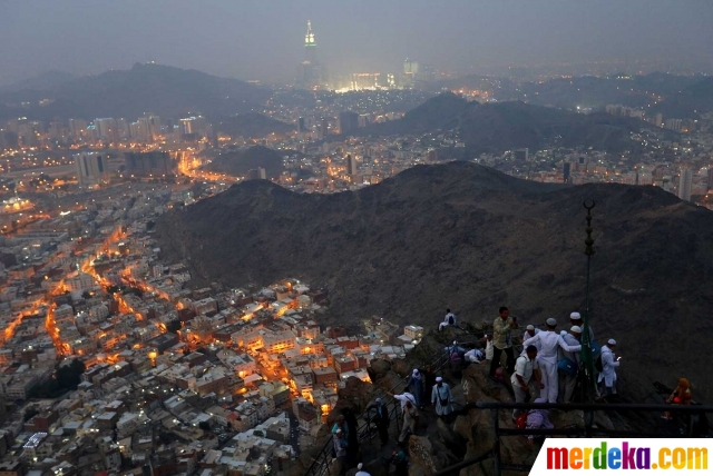  Foto  Keindahan Kota Suci Makkah di malam  hari  dari 