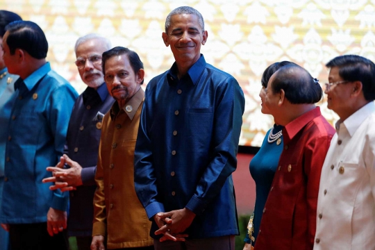 Ekspresi Obama dan Duterte ketika bertemu di ASEAN Summit