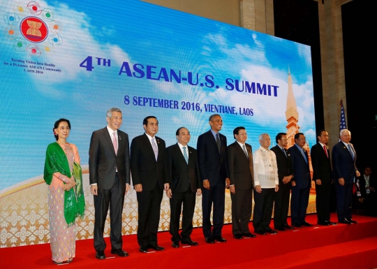 Ketika Duterte tidak ikut foto bersama Obama di ASEAN