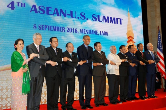 Ketika Duterte tidak ikut foto bersama Obama di ASEAN