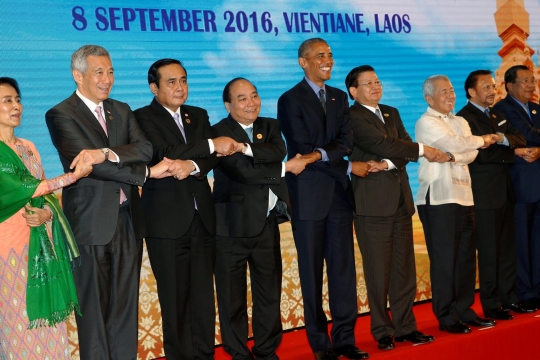 Ketika Duterte tidak ikut foto bersama Obama di ASEAN