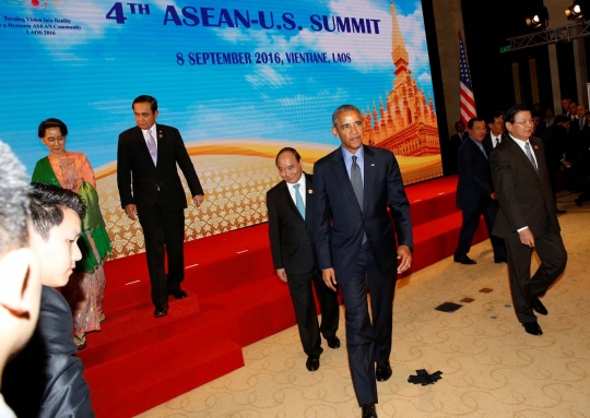 Ketika Duterte tidak ikut foto bersama Obama di ASEAN