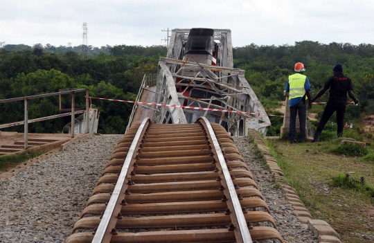 Insiden kereta terjepit jembatan ambruk di Pantai Gading