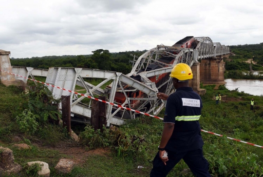Insiden kereta terjepit jembatan ambruk di Pantai Gading