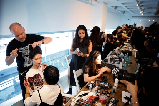 Semangat wanita korban air keras jadi model New York Fashion Week