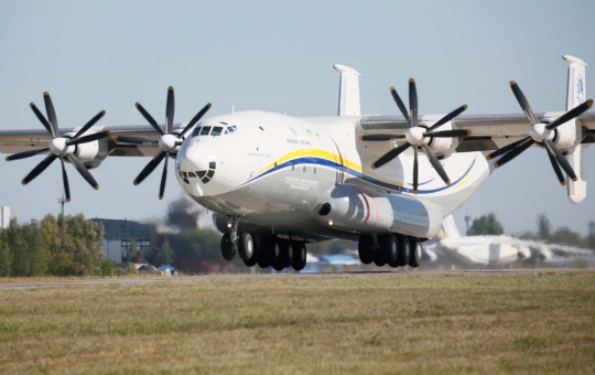 Penampakan Antonov An-22 Antei, pesawat turbotrop terbesar di dunia