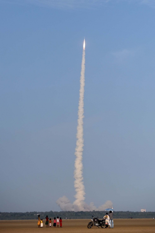 Momen peluncuran roket GSLV-F05 milik India