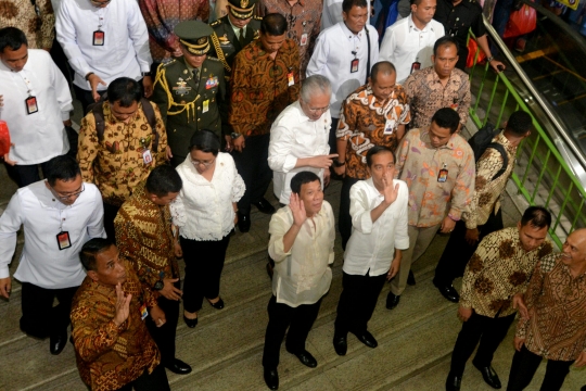 Aksi blusukan Jokowi dan Duterte di Pasar Tanah Abang