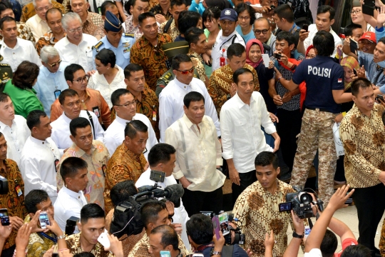Aksi blusukan Jokowi dan Duterte di Pasar Tanah Abang