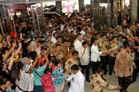 Aksi blusukan Jokowi dan Duterte di Pasar Tanah Abang