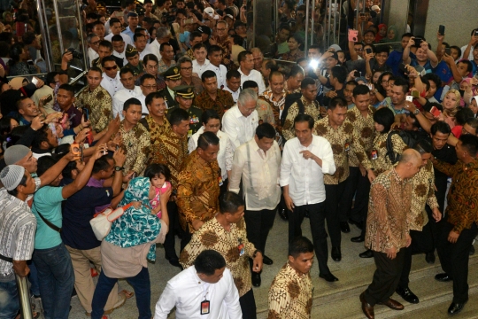 Aksi blusukan Jokowi dan Duterte di Pasar Tanah Abang