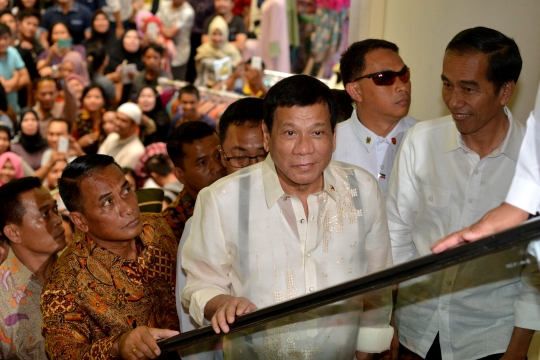 Aksi blusukan Jokowi dan Duterte di Pasar Tanah Abang