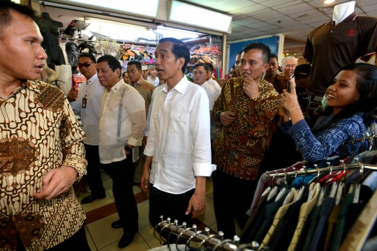 Aksi blusukan Jokowi dan Duterte di Pasar Tanah Abang