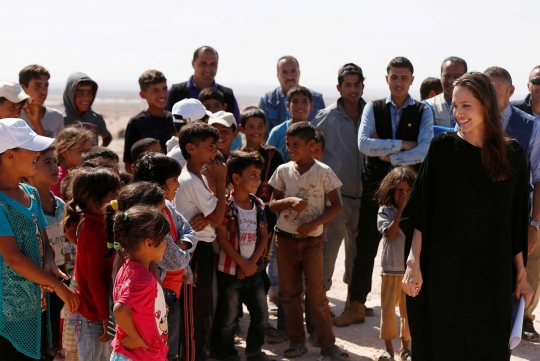 Angelina Jolie temui anak-anak pengungsi Suriah di Yordania