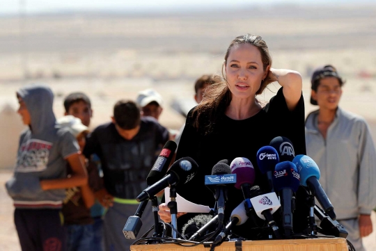Angelina Jolie temui anak-anak pengungsi Suriah di Yordania