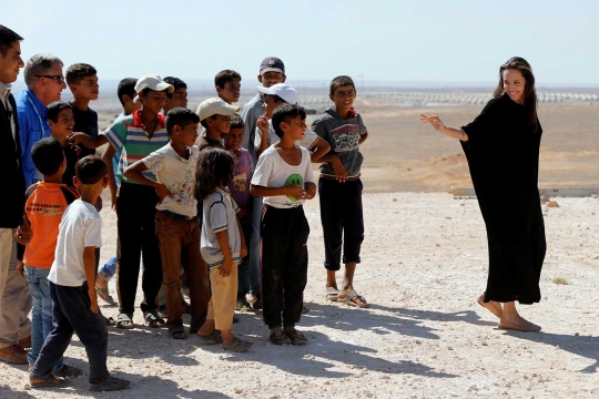 Angelina Jolie temui anak-anak pengungsi Suriah di Yordania