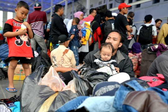 Libur Idul Adha, ratusan penumpang padati Stasiun Pasar Senen