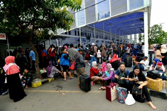 Libur Idul Adha, ratusan penumpang padati Stasiun Pasar Senen