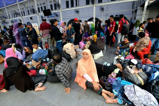 Libur Idul Adha, ratusan penumpang padati Stasiun Pasar Senen