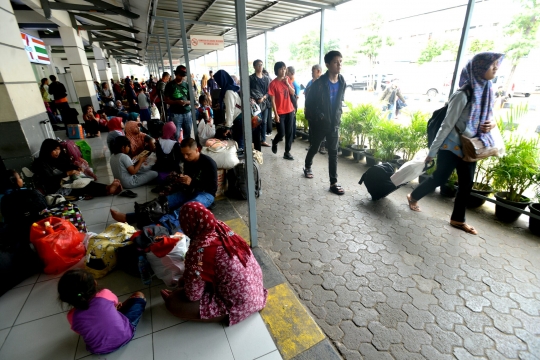 Libur Idul Adha, ratusan penumpang padati Stasiun Pasar Senen