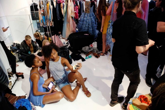 Mengintip kesibukan model New York Fashion Week di ruang ganti