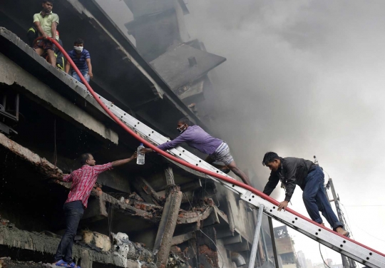 Kebakaran hebat hanguskan pabrik di Bangladesh, 22 orang tewas