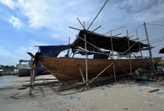 Menengok pembuatan perahu tradisional di Pantai Muara Baru