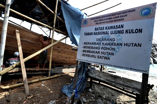 Menengok pembuatan perahu tradisional di Pantai Muara Baru