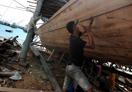 Menengok pembuatan perahu tradisional di Pantai Muara Baru