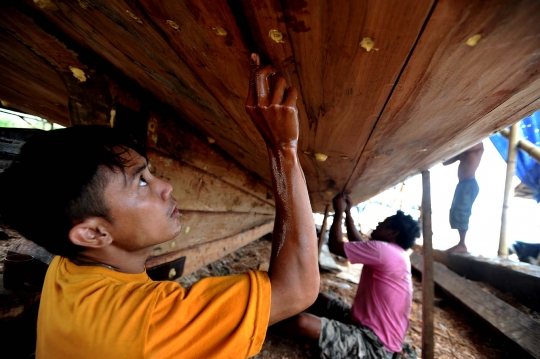 Menengok pembuatan perahu tradisional di Pantai Muara Baru