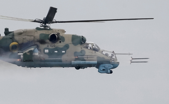 Aksi tank dan helikopter MI-24 Ukraina unjuk kebolehan bertempur