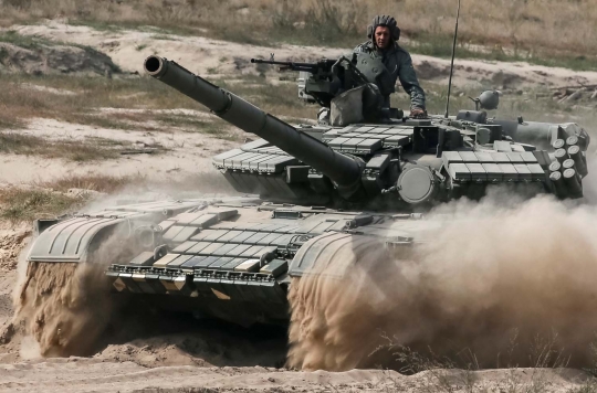 Aksi tank dan helikopter MI-24 Ukraina unjuk kebolehan bertempur