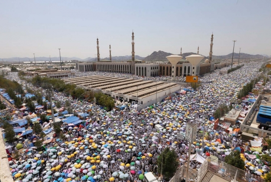 Pemandangan jutaan jemaah haji larut dalam zikir dan doa di Arafah