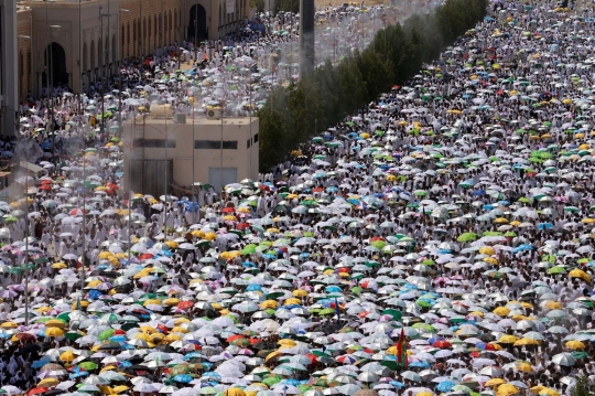 Pemandangan jutaan jemaah haji larut dalam zikir dan doa di Arafah