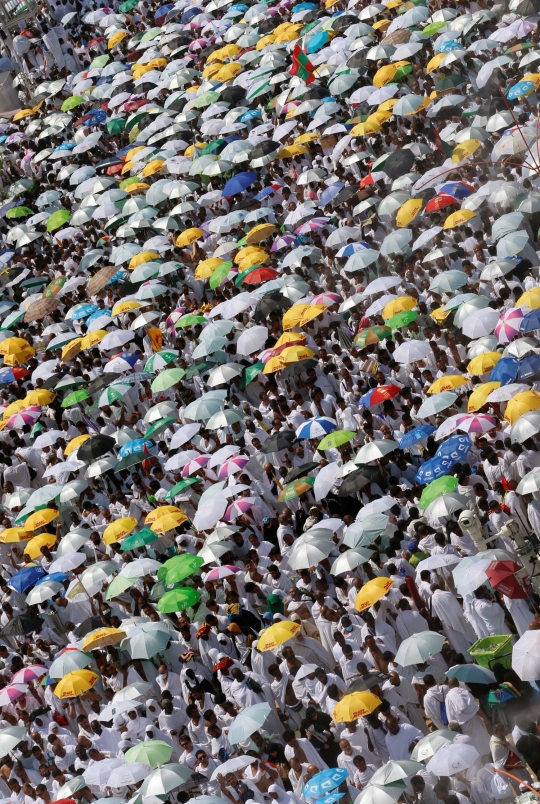 Pemandangan jutaan jemaah haji larut dalam zikir dan doa di Arafah