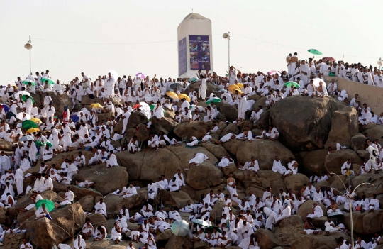 Pemandangan jutaan jemaah haji larut dalam zikir dan doa di Arafah