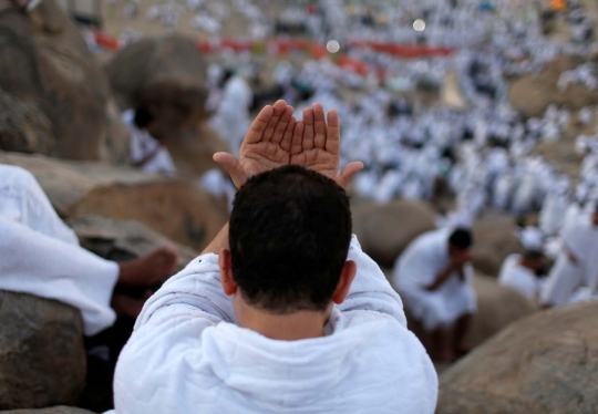 Pemandangan jutaan jemaah haji larut dalam zikir dan doa di Arafah