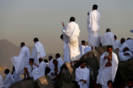 Pemandangan jutaan jemaah haji larut dalam zikir dan doa di Arafah